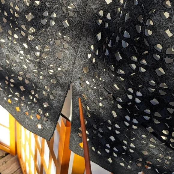 Elie Tahari Dual-layer Formal Skirt, Black cutout fabric and silky Pearl lining - Picture 3 of 12